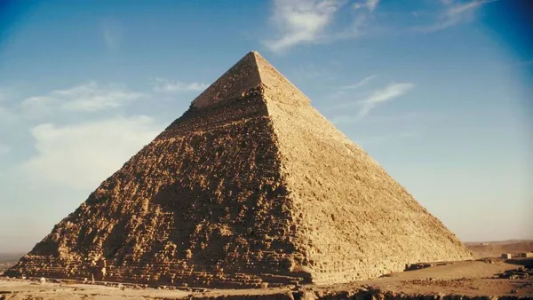 Les pyramides ont plusieurs faces mais un seul sommet.